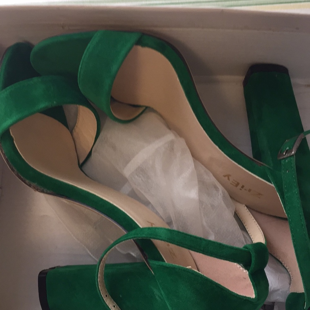 Heels - Picture 3 of 3